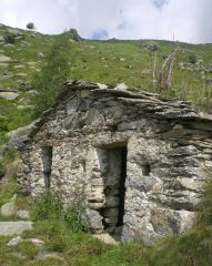 un rudere durante il percorso