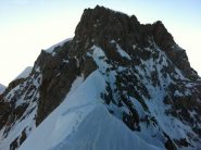 il tratto finale di cresta che conduce al risalto roccioso dell'aiguille