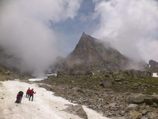 in discesa sul canalino, la becca ci saluta fra le immancabili nuvole del Piantonetto