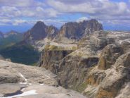 02 - dal Piz Boé vista sulla sottostante Val Lasties e sullo sfondo il Sassolungo