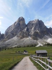 01 - poco dopo la partenza, a sx Sas Putia e a a dx Piccola Putia... sembrano impossibili da raggiungere...