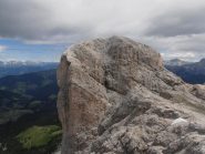 06 - Sas Putia visto dalla Piccola Putia, inizio sentiero attrezzato lungo la cresta a dx nella foto, poi dove spiana a centro foto