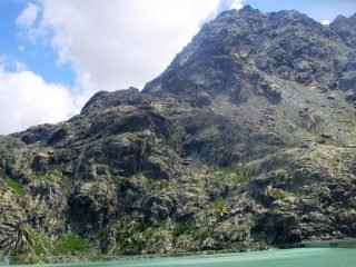 sulla sx la struttura su cui si sviluppa la via forte Apache