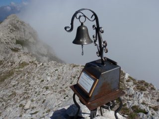 la campana sulla cima