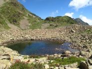Lago Mouton superiore circondato da rocce