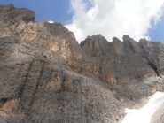 09 - ai piedi delle imponenti pareti del Sassolungo