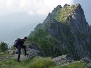 blin osserva attento la guglia del frate in fondo l'anciesieu