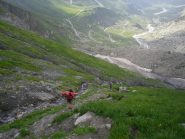 in salita sul ripido dosso erboso che conduce al colle del piccolo Ferret...