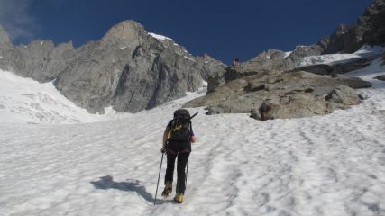 Il bivacco a dx e la parete SE delle Petites Jorasses a sx