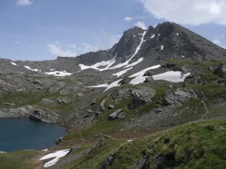 L'imponente montagna dai laghi sotto il colle