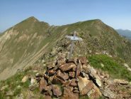 Vetta Rocca di Bravaria e dietro il Monte le Stelliere
