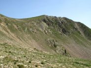 Rocca di Bravaria e pendio di salita visti scendendo dal Le Stelliere