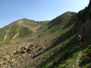 Il sentiero/traccia che prendiamo e a sinistra lo Stelliere con al centro il costone di discesa che a metà piega verso destra