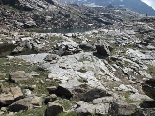 Lago q. 2576, sullo sfondo a dx ometto a torretta