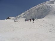 poco sotto il colletto