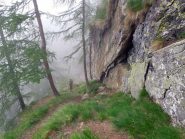 di fianco alla bastionata rocciosa