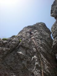 Il tiro chiave, in cui si passa, attraverso la spaccata nel camino, dalla parete del Magnaghi Meridionale a quella del Sigaro vero e proprio