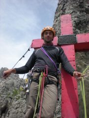 In vetta, accanto alla celebre croce di colore rosso