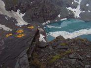 Segnavia a picco sul Gran Lago delle Cime Bianche