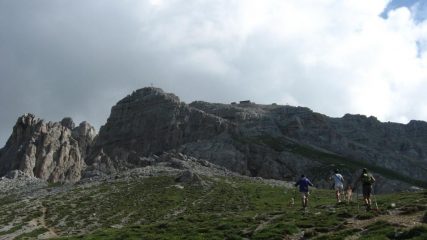 Lassù solitario il rifugio....
