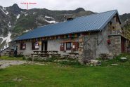 L’alpeggio-rifugio di Loriaz con il colle