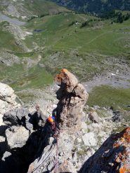 in cresta con di sfondo il rifugio