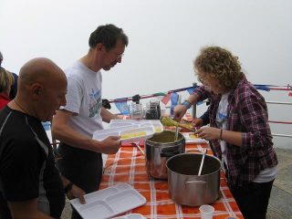 quanta attenzione nel servire la polenta !