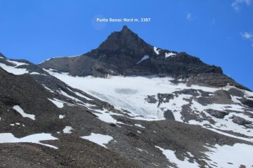 la Punta Bassac Nord vista dalla morena del piccolo Ghiacciaio di San Martino (8-7-2012)