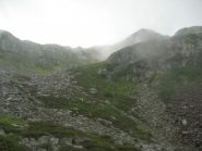 in salita: bocchetta d'Ea al centro della foto, Cima di Janzo a dx