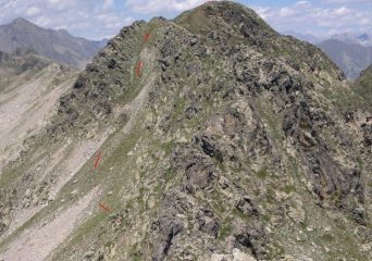 Traccia di salita nell'evidente canalone erboso e detritico che sale alla Testa Auta.