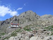 il rifugio dominato da cima mondini