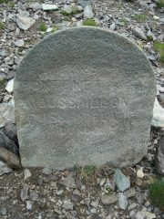 Il cippo del 1889 che indica la direzione per il colle Pontonet