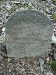 Il cippo del 1889 che indica la direzione per il colle Pontonet