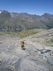 con Luciano in salita dopo il rifugio Chabod visibile al centro....