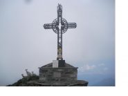 La croce di vetta del M.Massone e tre caprette curiose...