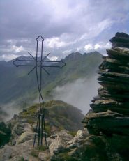 Croce di vetta, sullo sfondo il gruppo Lera-Sule'