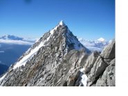 Ora e' il punto culminante a essere visto dalla croce.La bianca piramide del Weisshorn spicca al fondo a dx