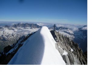 Il sommo della montagna, e' quest'affilata crestina nevosa intonsa