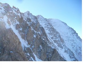 Il castello sommitale visto dalla cresta di salita...