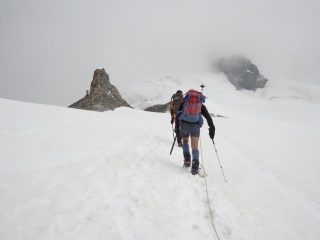 l'isolotto roccioso su cui è posto il rifugio dell'Aigle
