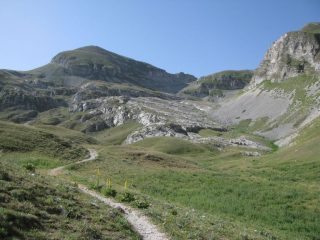 In alto, il colle denominato La Portella