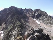 sulla cresta, a dx evidente l'altra cresta che parallela sale all'Aver Occidentale 