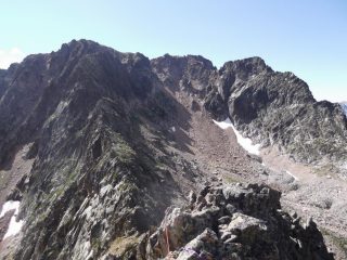 sulla cresta, a dx evidente l'altra cresta che parallela sale all'Aver Occidentale 