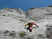 Iprimi metri. In alto a destra un arrampicatore 