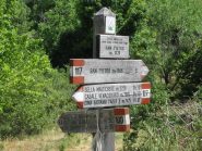 Unica segnalazione relativa al sentioro, dopo 5' di cammino