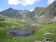 lago con il Cornour sullo sfondo (a sinistra)