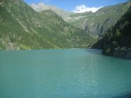 il bacino/lago dei Cavalli con il Pizzo Andolla e il passo Andolla al centro della foto