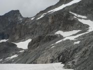 il rifugio, molto poco visibile da lontano...  