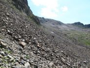 Dal sentiero uno sguardo indietro verso il Passo del Bue