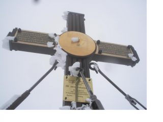 La super decorata croce di vetta del Gran Campanaro..ora anche di ghiaccio...